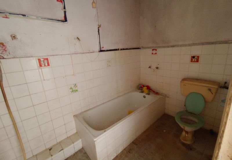 Oug 2 Storey Intermediate Terrace House Biggest Layout For Sale