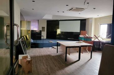 Sri Petaling Upper Floor Corner Office For Rent