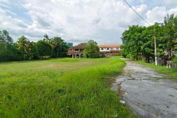 Oug/Taman Yarl Bungalow House with Big Landscape for Sale