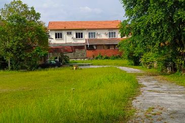Oug/Taman Yarl Bungalow House with Big Landscape for Sale