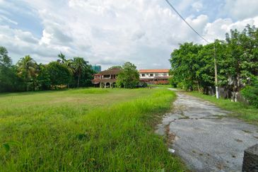Oug/Taman Yarl Bungalow House with Big Landscape for Sale