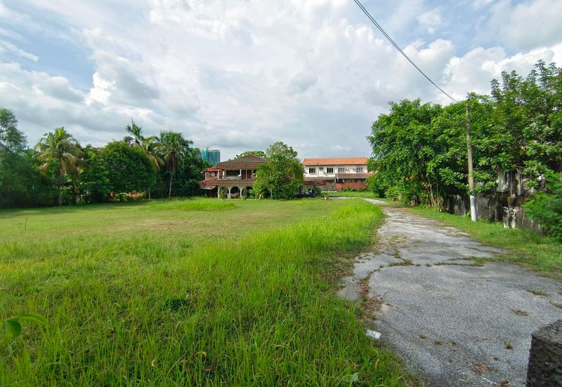 Oug/Taman Yarl Bungalow House with Big Landscape for Sale