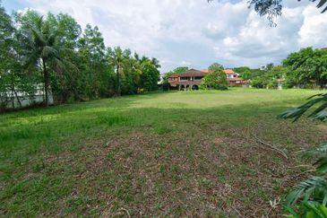 Oug/Taman Yarl Bungalow House with Big Landscape for Sale