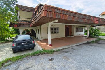 Oug/Taman Yarl Bungalow House with Big Landscape for Sale