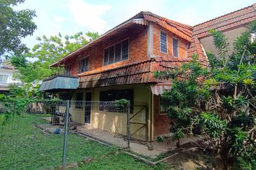 Oug/Taman Yarl Bungalow House with Big Landscape for Sale