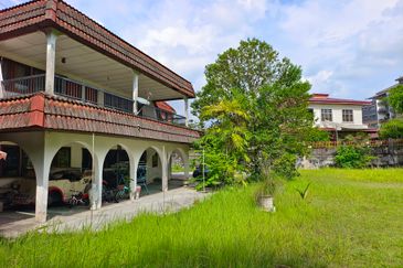 Oug/Taman Yarl Bungalow House with Big Landscape for Sale