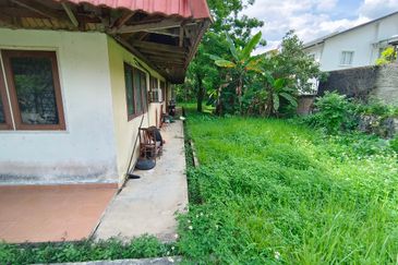 Oug/Taman Yarl Bungalow House with Big Landscape for Sale