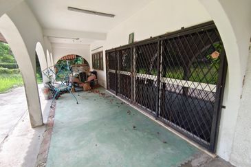 Oug/Taman Yarl Bungalow House with Big Landscape for Sale