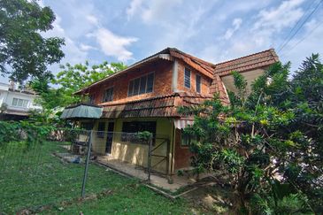 Oug/Taman Yarl Bungalow House with Big Landscape for Sale