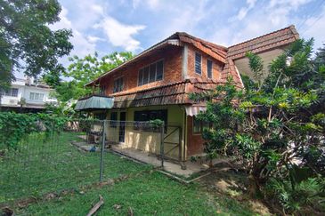 Oug/Taman Yarl Bungalow House with Big Landscape for Sale