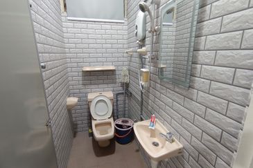 Oug/Happy Garden Renovated 2 Storey Terrace House with Wide Road For Sale