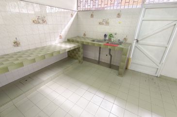 Oug/Happy Garden Renovated 2 Storey Terrace House with Wide Road For Sale