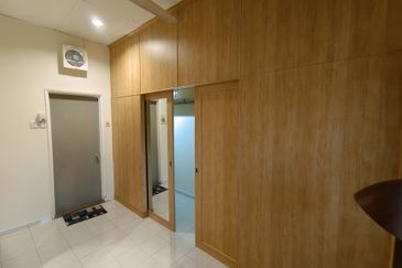 Oug/Happy Garden Renovated 2 Storey Terrace House with Wide Road For Sale