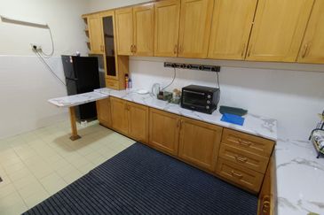 Oug/Happy Garden Renovated 2 Storey Terrace House with Wide Road For Sale