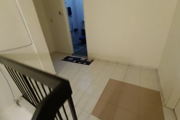 Oug/Happy Garden Renovated 2 Storey Terrace House with Wide Road For Sale