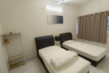 Oug/Happy Garden Renovated 2 Storey Terrace House with Wide Road For Sale