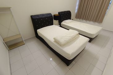 Oug/Happy Garden Renovated 2 Storey Terrace House with Wide Road For Sale