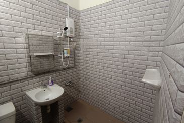 Oug/Happy Garden Renovated 2 Storey Terrace House with Wide Road For Sale