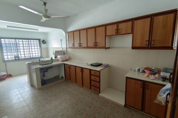 Oug 2 Storey Terrace Endlot House with Wider Road for Sale