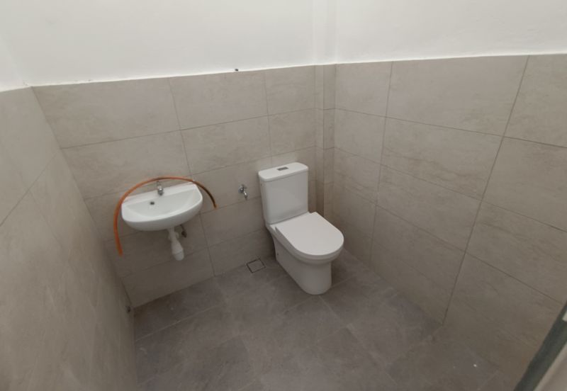 Oug 2 Storey Terrace Endlot House with Wider Road for Sale