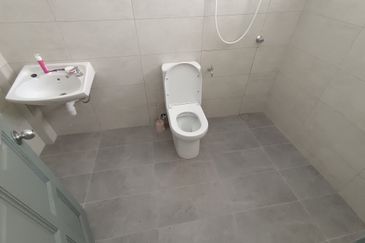 Oug 2 Storey Terrace Endlot House with Wider Road for Sale