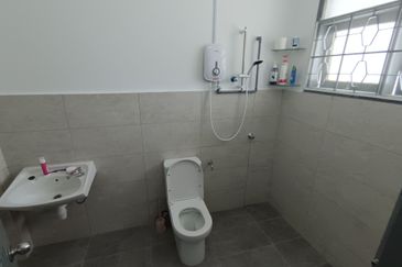 Oug 2 Storey Terrace Endlot House with Wider Road for Sale