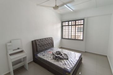 Oug 2 Storey Terrace Endlot House with Wider Road for Sale