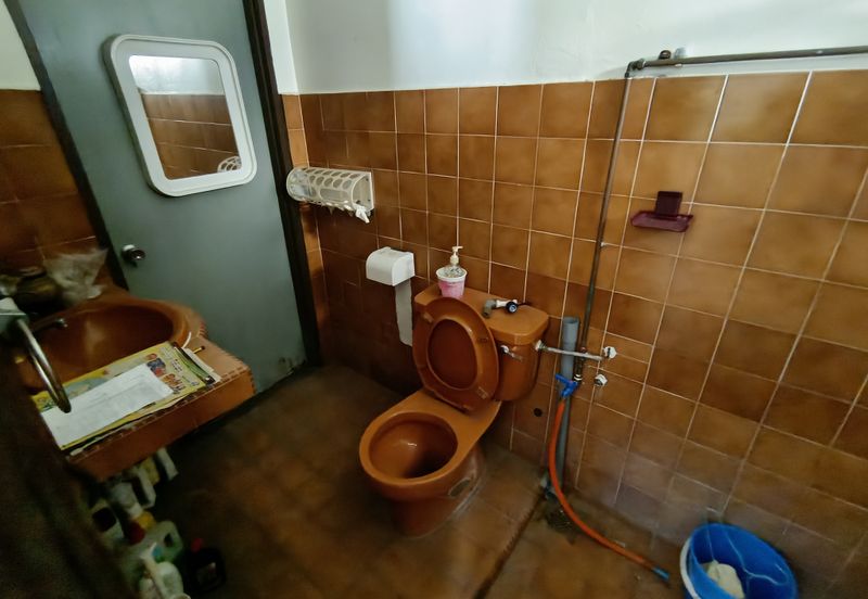 Oug 2 Storey Terrace Split Floor House with 4 Bathrooms For Sale