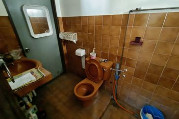 Oug 2 Storey Terrace Split Floor House with 4 Bathrooms For Sale