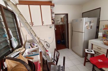 Oug 2 Storey Terrace Split Floor House with 4 Bathrooms For Sale