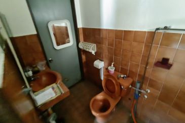 Oug 2 Storey Terrace Split Floor House with 4 Bathrooms For Sale