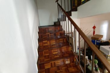 Oug 2 Storey Terrace Split Floor House with 4 Bathrooms For Sale