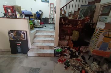 Oug 2 Storey Terrace Split Floor House with 4 Bathrooms For Sale