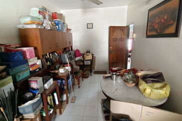 Oug 2 Storey Terrace Split Floor House with 4 Bathrooms For Sale