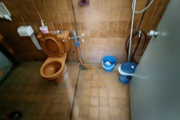 Oug 2 Storey Terrace Split Floor House with 4 Bathrooms For Sale