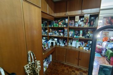 Oug 2 Storey Terrace Split Floor House with 4 Bathrooms For Sale