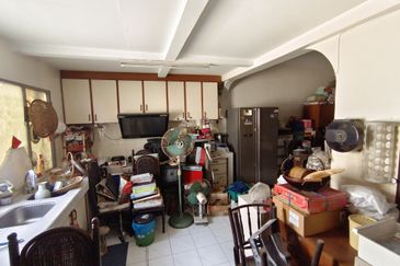 Oug 2 Storey Terrace Split Floor House with 4 Bathrooms For Sale