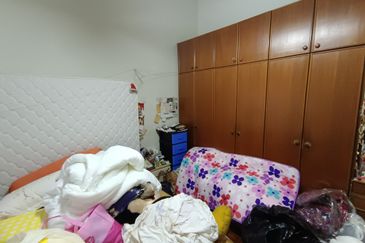 Oug 2 Storey Terrace Split Floor House with 4 Bathrooms For Sale