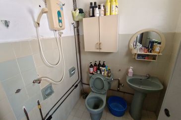 Oug 2 Storey Terrace Split Floor House with 4 Bathrooms For Sale