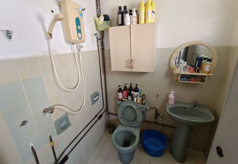 Oug 2 Storey Terrace Split Floor House with 4 Bathrooms For Sale