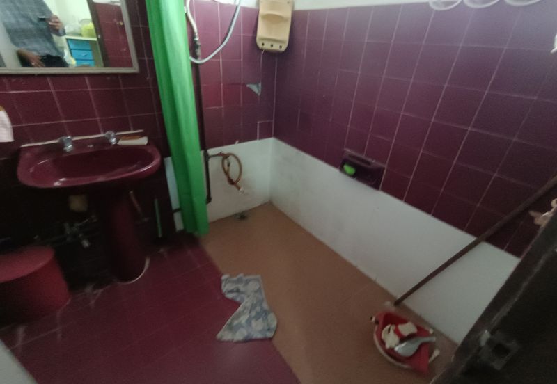 Oug 2 Storey Terrace Split Floor House with 4 Bathrooms For Sale