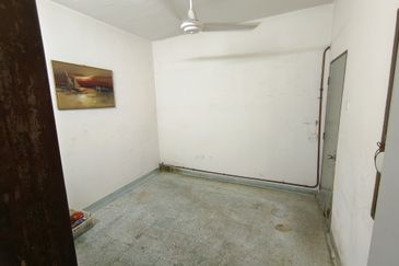 Oug 2 Storey Terrace Split Floor House with 4 Bathrooms For Sale