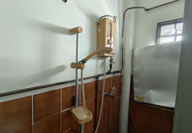 Oug 2 Storey Terrace Split Floor House with 4 Bathrooms For Sale