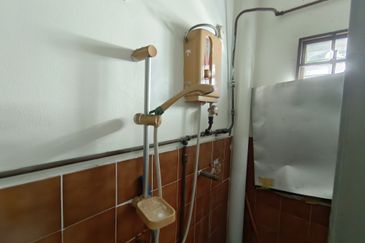 Oug 2 Storey Terrace Split Floor House with 4 Bathrooms For Sale