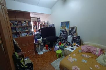 Oug 2 Storey Terrace Split Floor House with 4 Bathrooms For Sale