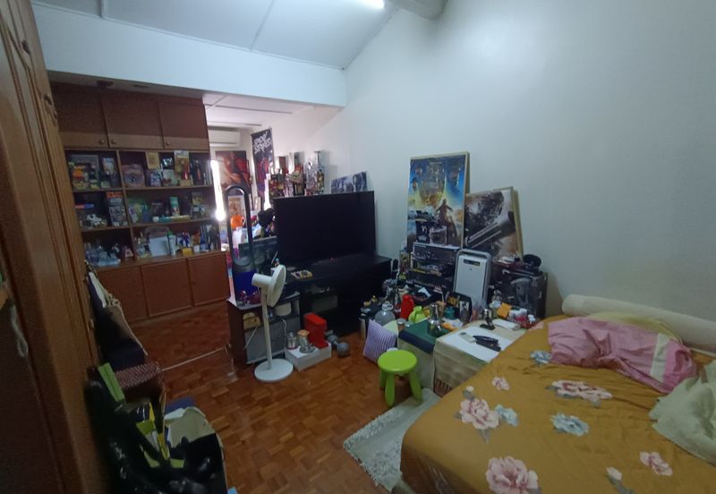 Oug 2 Storey Terrace Split Floor House with 4 Bathrooms For Sale