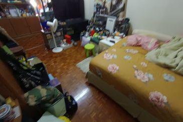 Oug 2 Storey Terrace Split Floor House with 4 Bathrooms For Sale