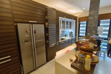 Oug/Taman Yarl 3 Storey Semi D With ID Design For Sale