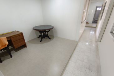 Oug/Kuchai Lama Renovated Top Floor Walk Up Apartment for Rent