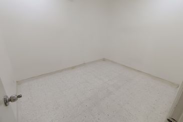 Oug/Kuchai Lama Renovated Top Floor Walk Up Apartment for Rent